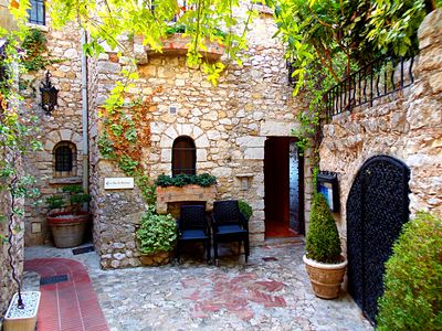 Courtyard, France Download Jigsaw Puzzle