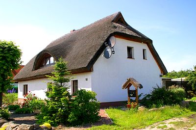 Thatch-Roofed House Download Jigsaw Puzzle