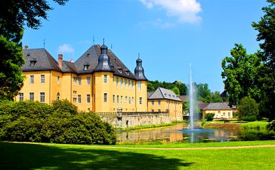 Yellow Palace Fountain Download Jigsaw Puzzle